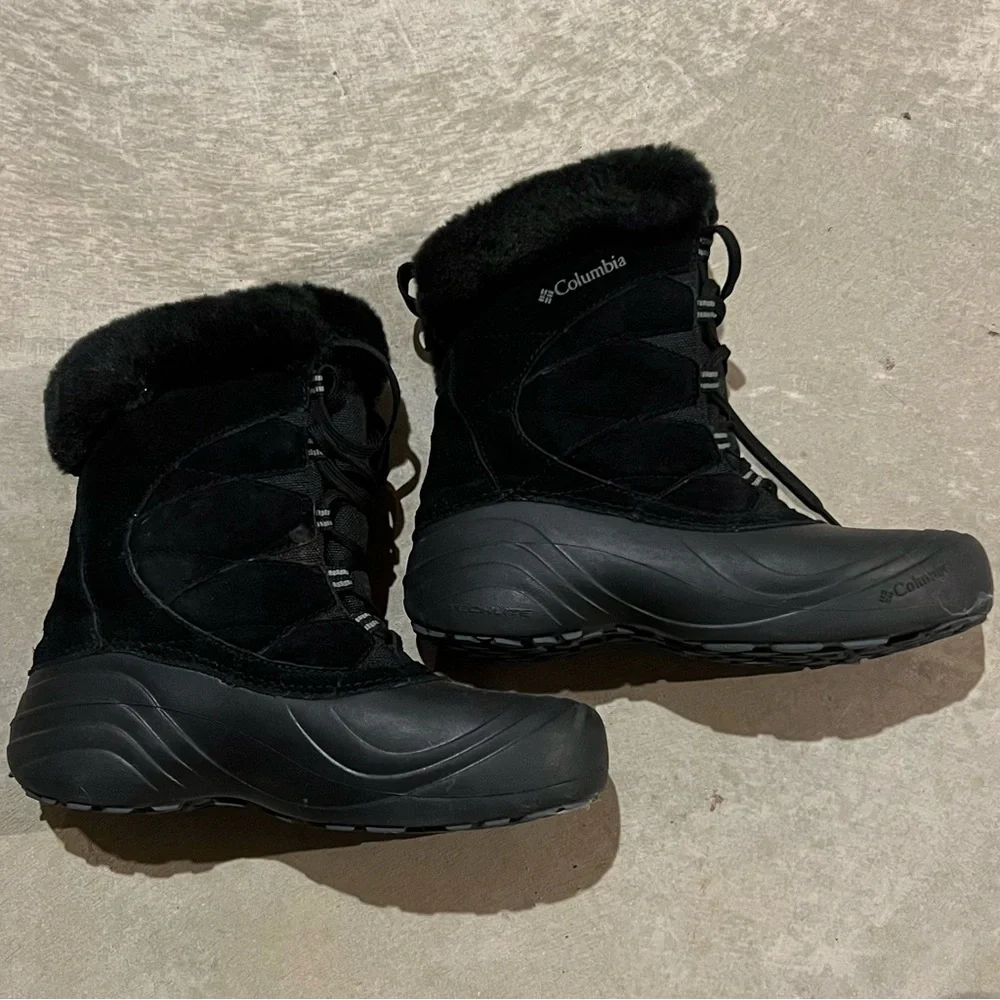 COLUMBIA Snow/Winter Boots in Black with Fur Lining